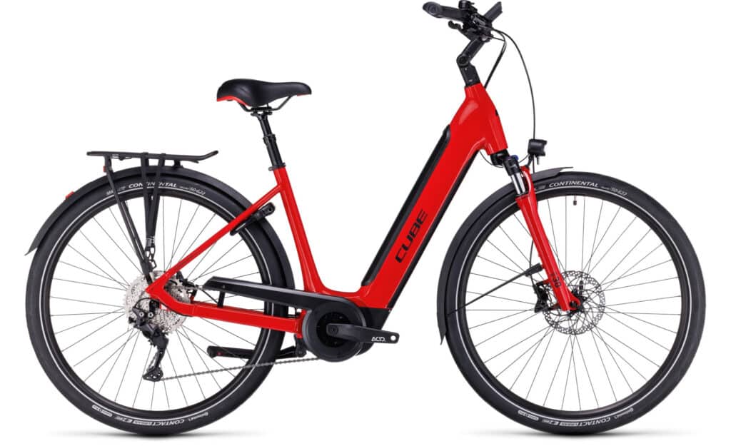 Vélo électrique Cube rouge à enjambement bas avec batterie intégrée, garde-boue et porte-bagages.