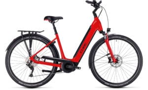 Vélo électrique Cube rouge à enjambement bas avec batterie intégrée, garde-boue et porte-bagages.